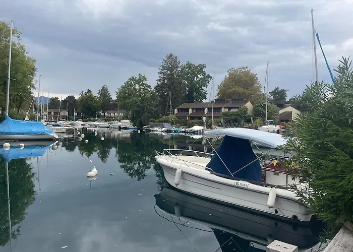 Escale Face Au Leman Marin